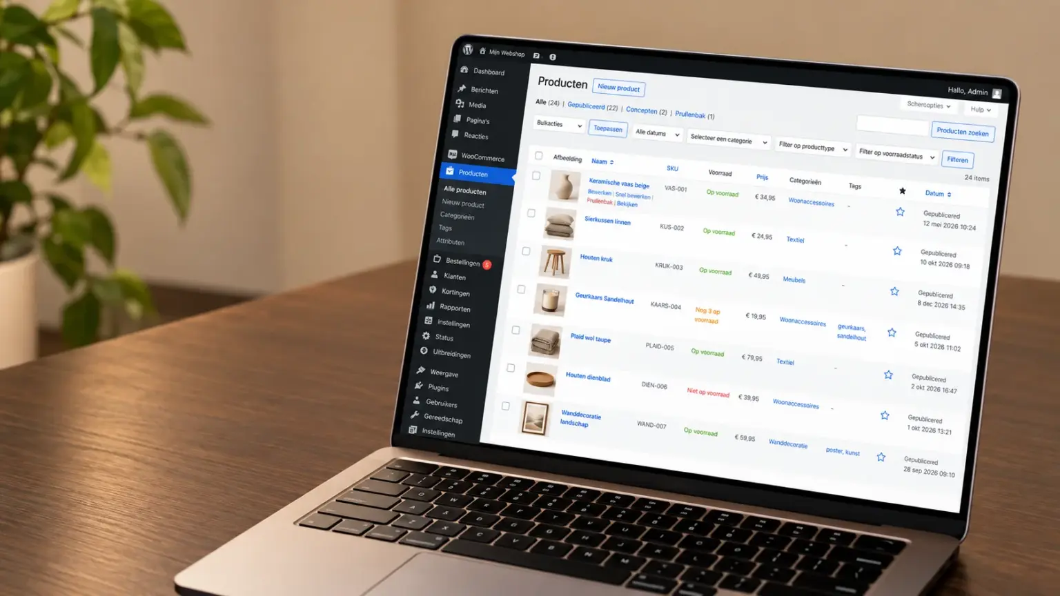 Een webshop beheren in WordPress, getoond op een laptop