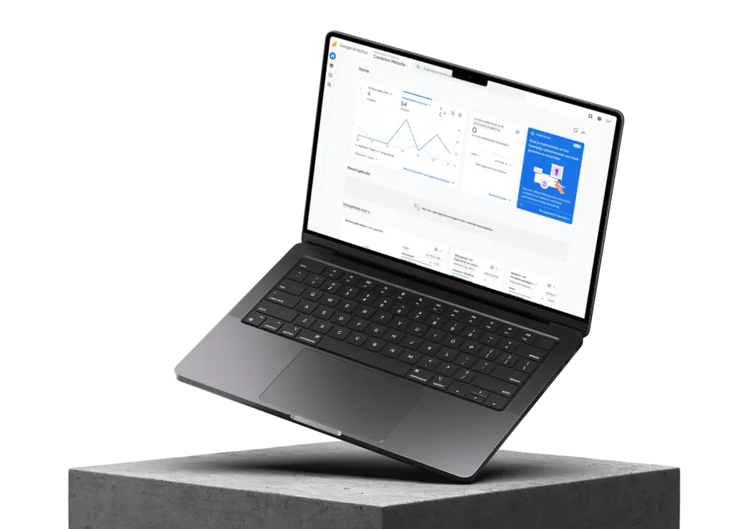 Overzicht van websitecijfers in Google Analytics, getoond op een laptop.
