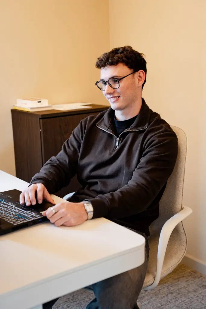 Luka Cornelissen van Kordo werkt aan het beheer van een website