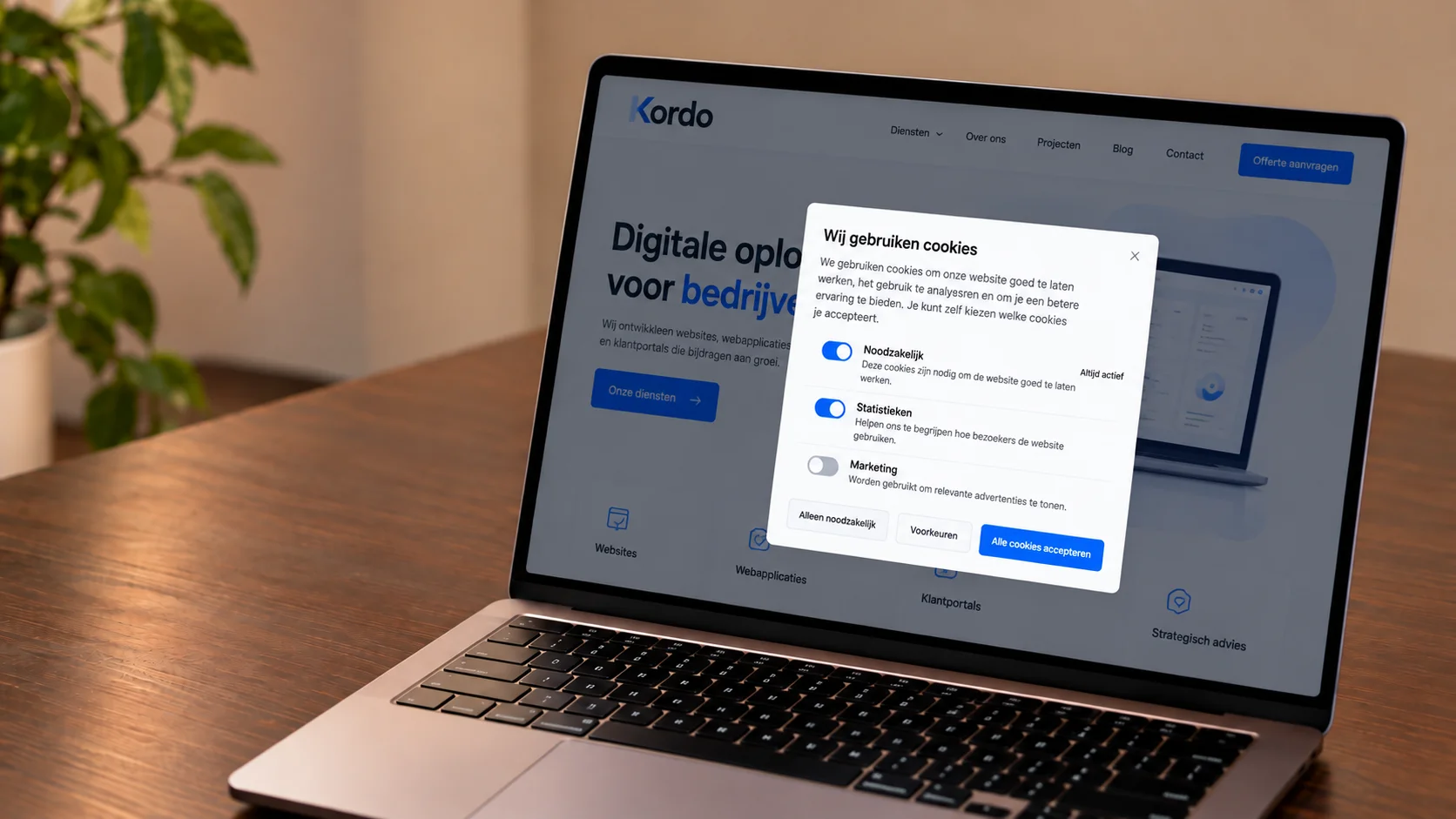 Cookiemelding op een website om toestemming te vragen, getoond op een laptop