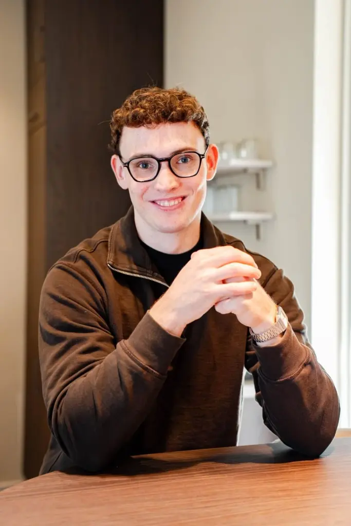 Luka Cornelissen van Kordo aan tafel om de resultaten te bespreken.