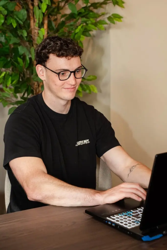 Luka Cornelissen van Kordo richt de metingen van een website in