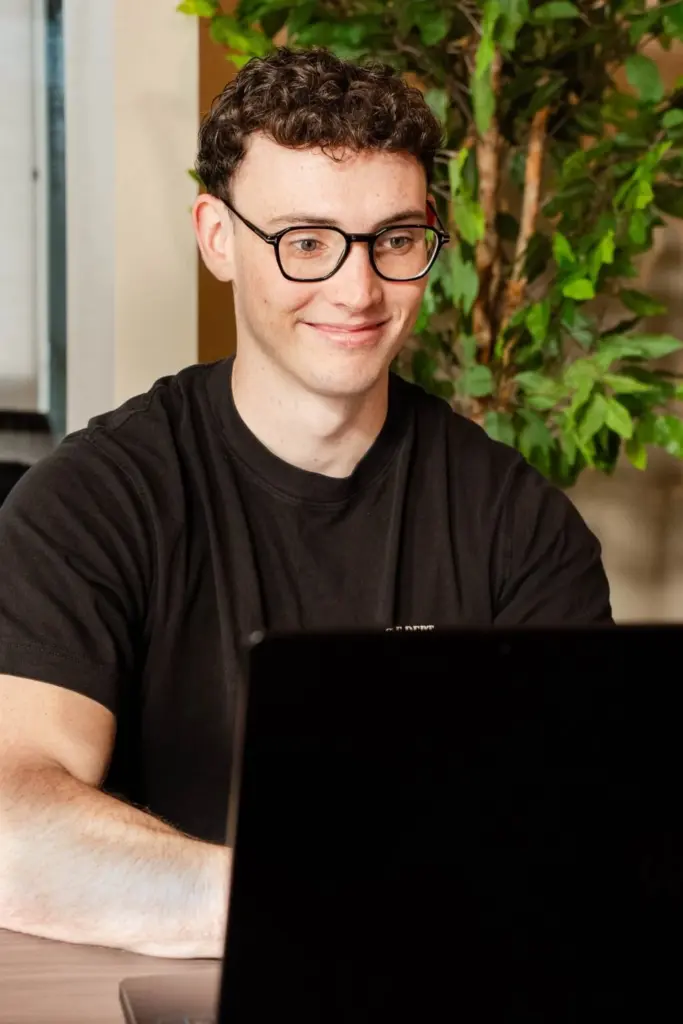 Luka Cornelissen van Kordo werkt aan verbeteringen voor een website