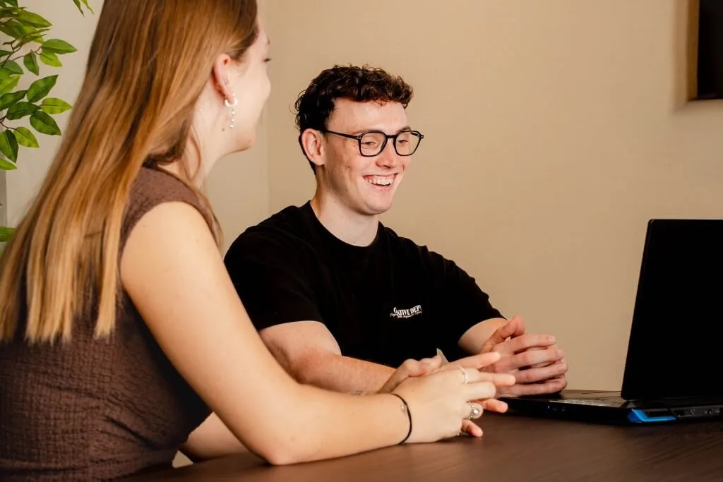 Luka Cornelissen van Kordo in gesprek met een klant over een nieuw ontwerp