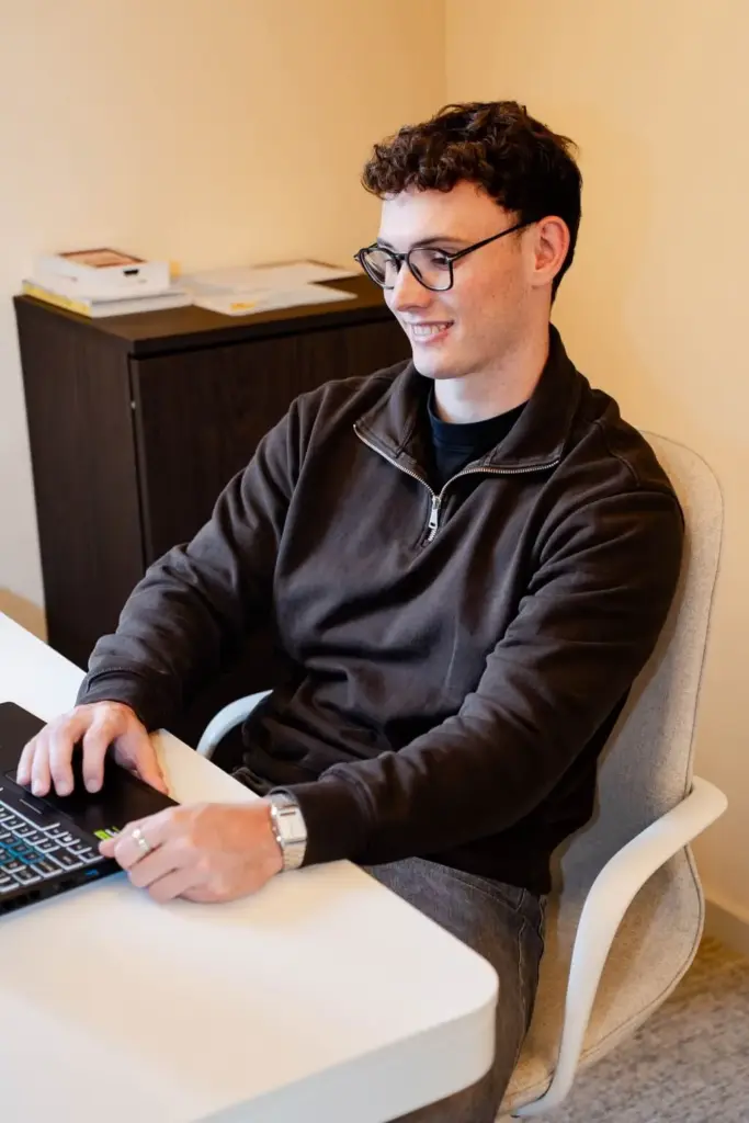 Luka Cornelissen van Kordo werkt een ontwerp uit op zijn laptop