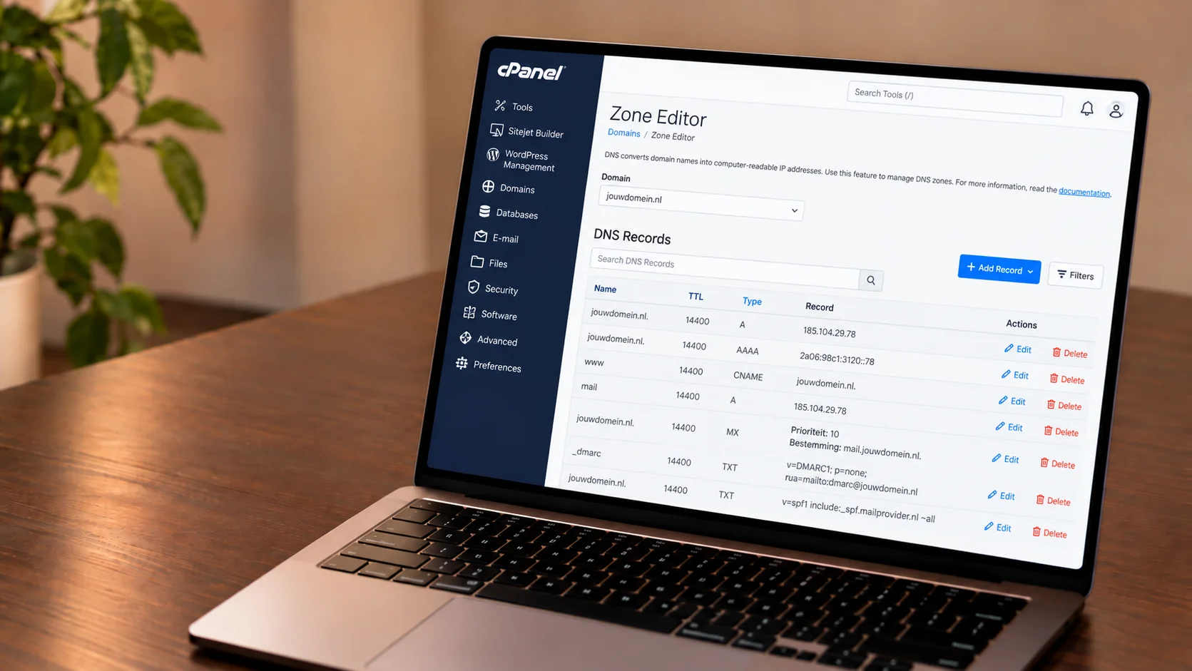DNS-instellingen van een domein in cPanel, getoond op een laptop