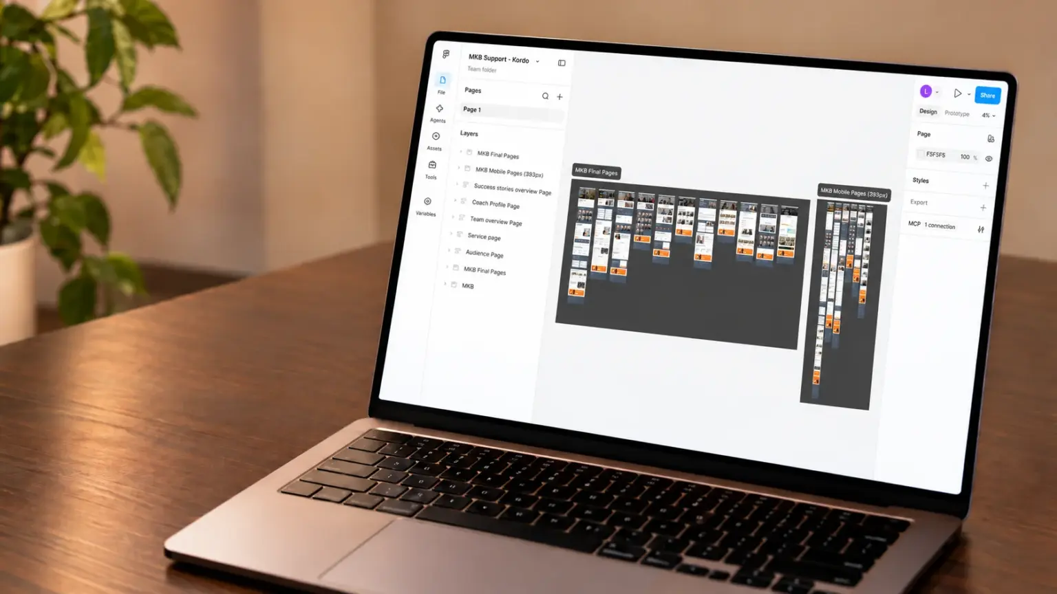 Webdesign in Figma met desktop- en mobiele pagina’s, getoond op een laptop