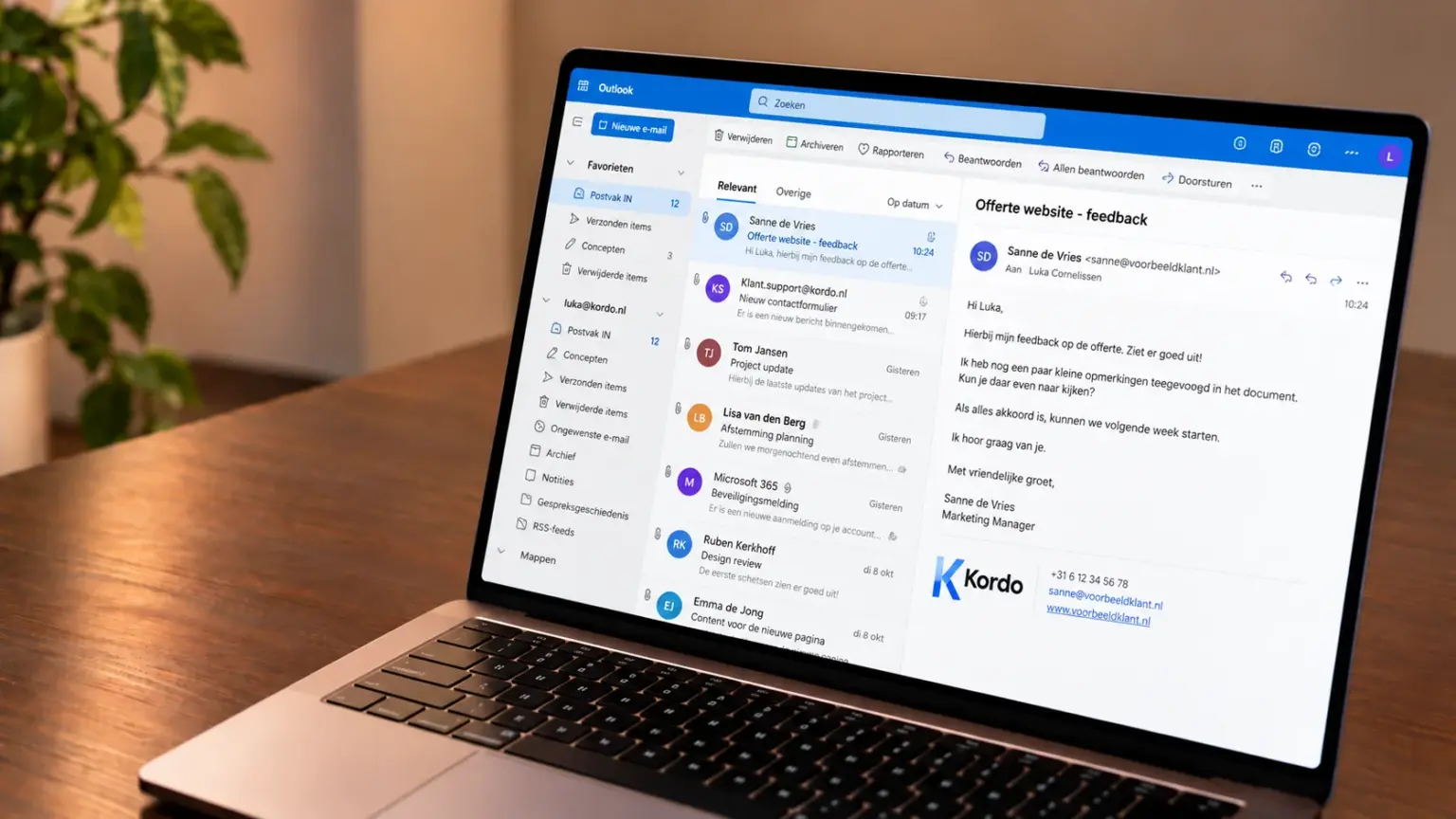 Zakelijke e-mail in Outlook, getoond op een laptop