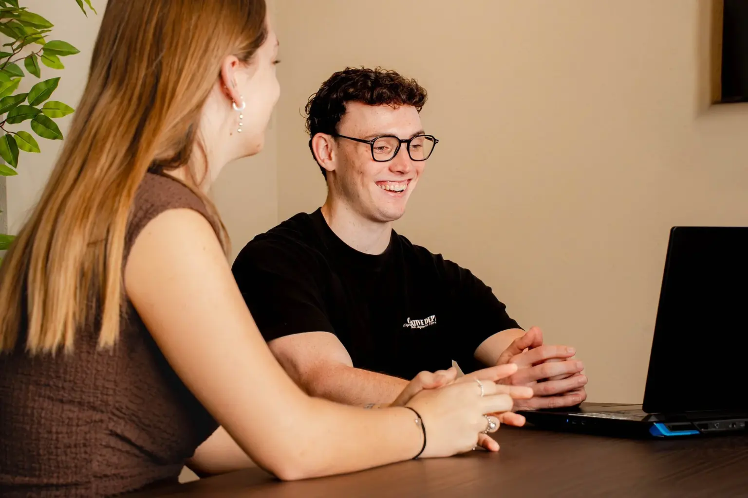 Website onderhoud bij Kordo, Luka Cornelissen bespreekt een website met een klant