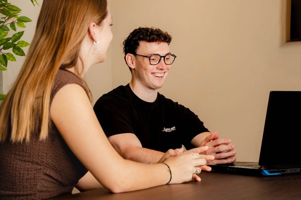 Website optimalisatie, Luka Cornelissen van Kordo bespreekt de cijfers met een klant