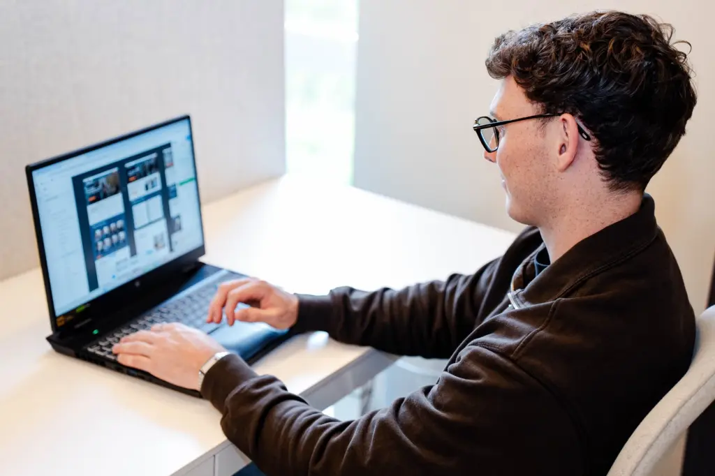 Luka Cornelissen van Kordo voert WordPress onderhoud uit op een laptop